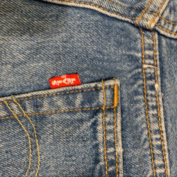 medium-dark wash levi’s jean shorts - Picture 3 of 6